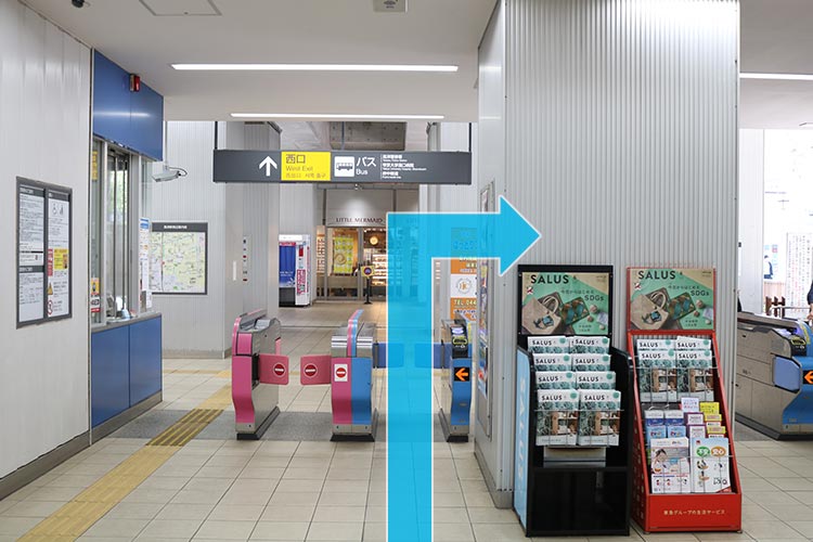 西口改札を出て右折します