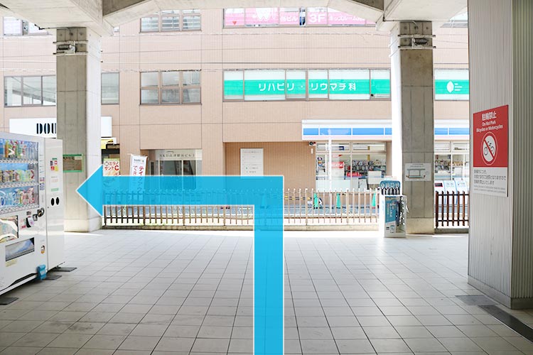 右折後、すぐに左折します