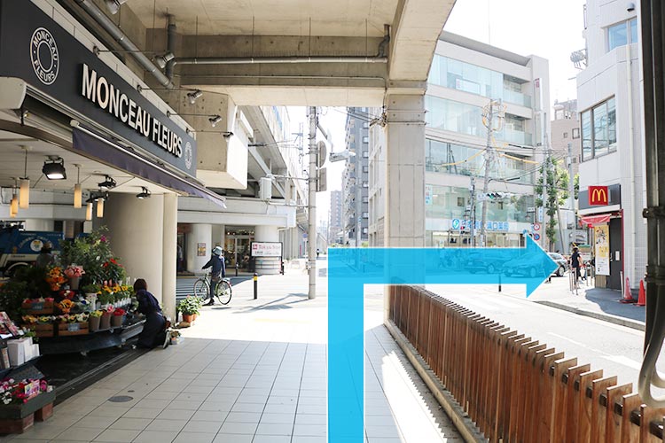 横断歩道を渡らずに右折します