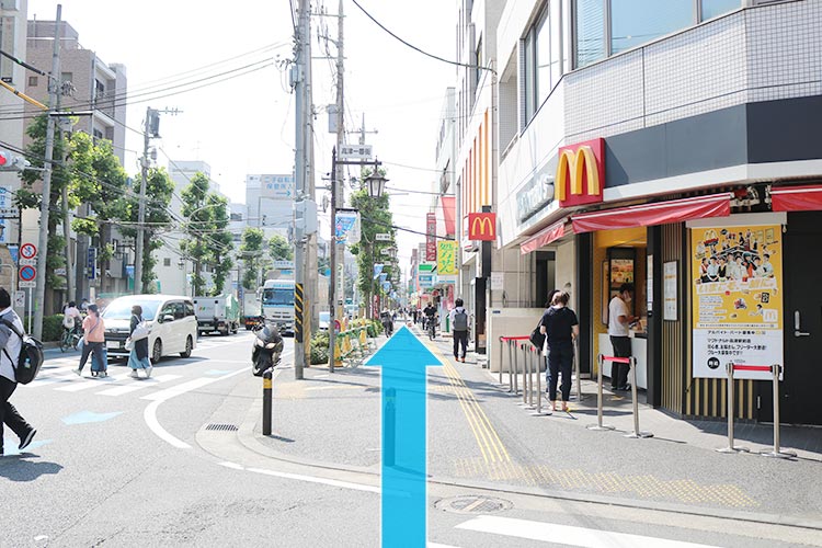 道路を左手に直進します