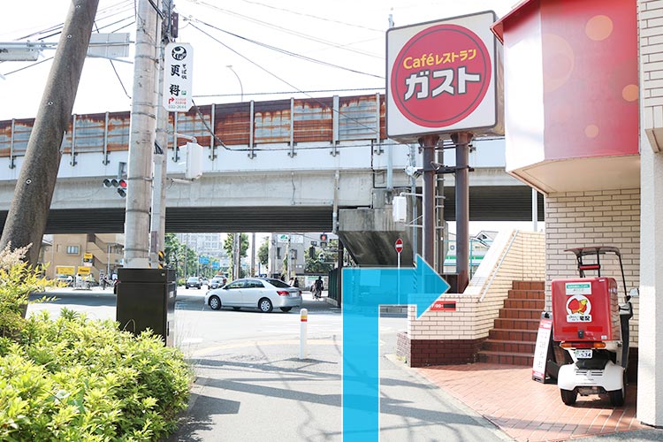 ガストさんの角を右折します