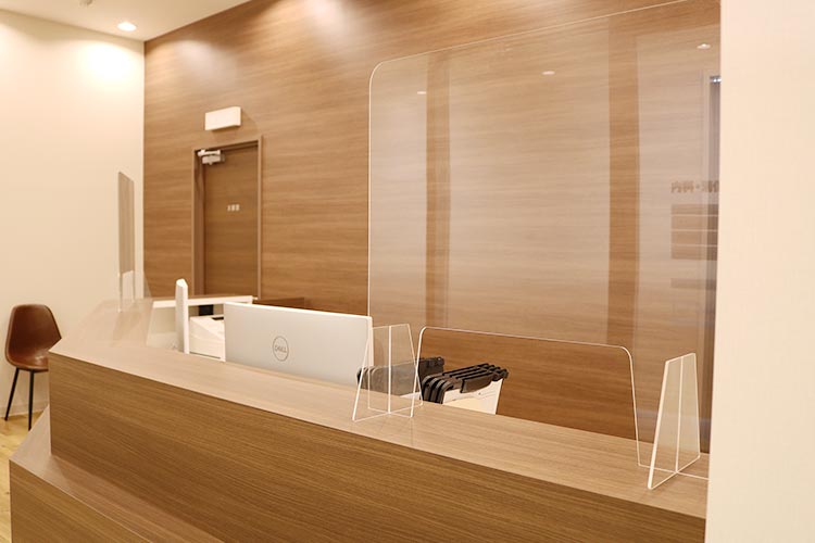 受付にはアクリル板を設置して感染症対策を行っております