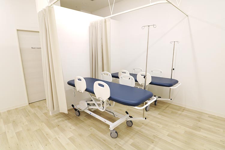 内視鏡は可動式の診察台で受診いただきます